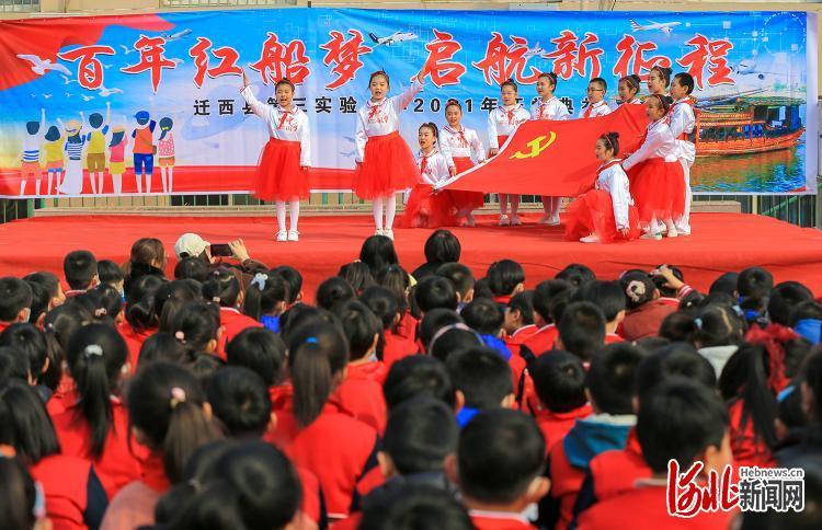 如何根据自己的五官长相画出适合自己的港风妆容？游戏画面
